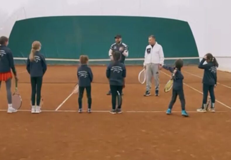 Antrenorul Ionuț Jianu susține un antrenament de inițiere în tenis pentru copii la Stadionul Olimpia din Sectorul 3.