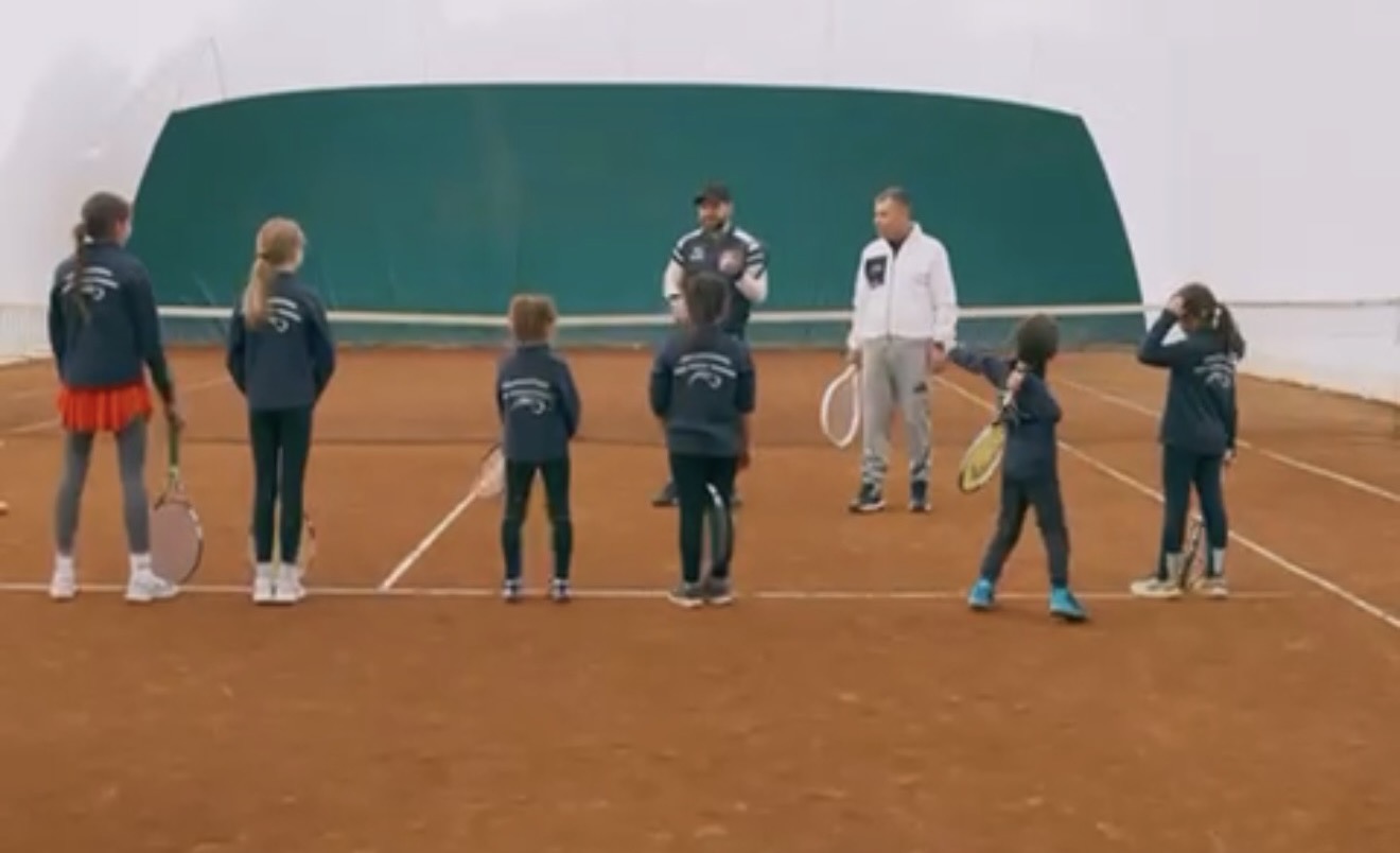 Antrenorul Ionuț Jianu susține un antrenament de inițiere în tenis pentru copii la Stadionul Olimpia din Sectorul 3.