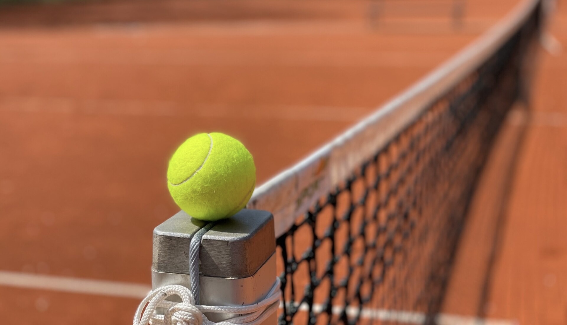 Jucător de tenis analizând tactic un punct în timpul unui meci de simplu.