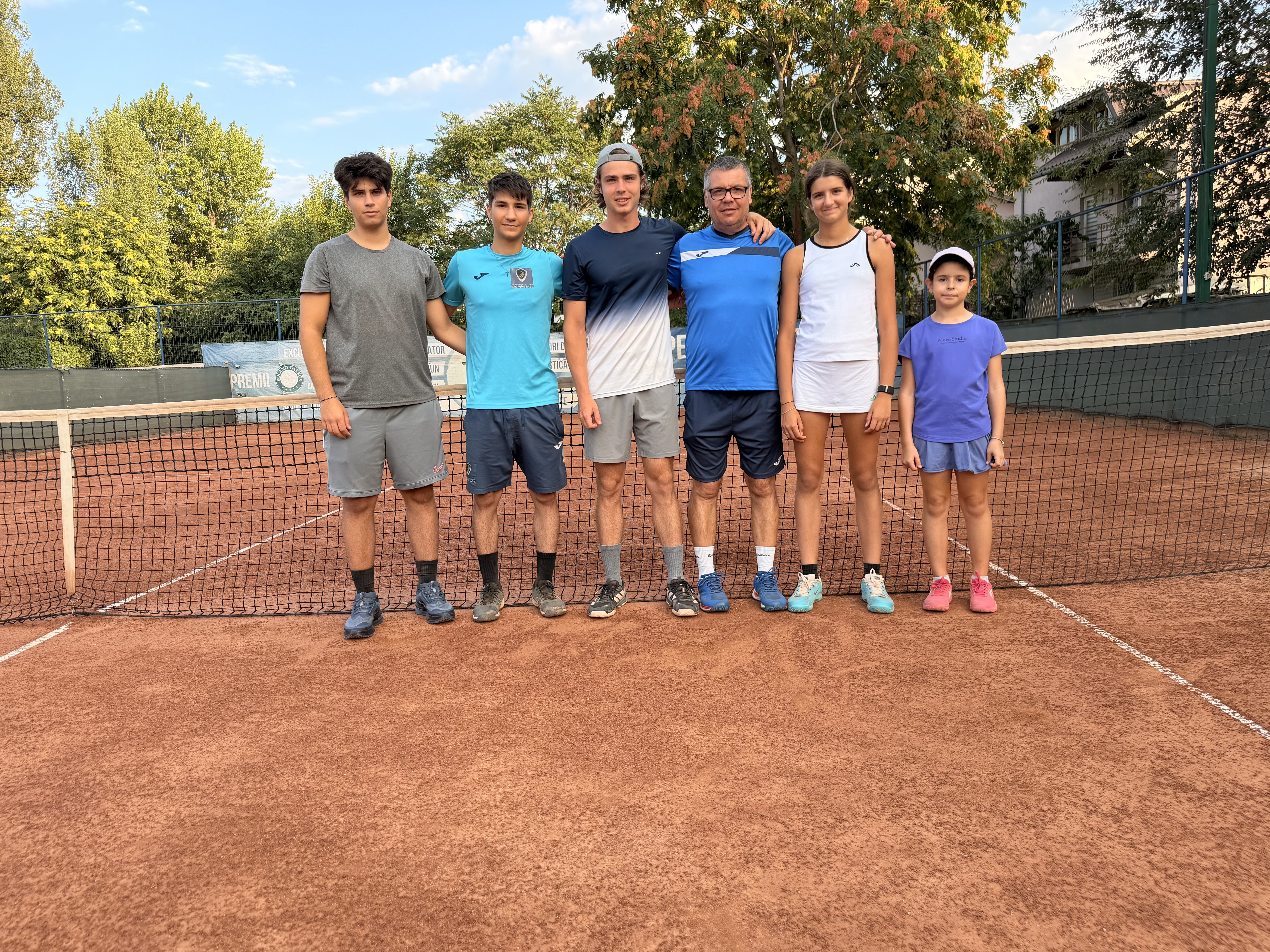 Generații de copii și juniori antrenați de Ionuț Jianu pe terenul de tenis, unite prin respect și disciplină